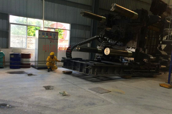 廣州海天公司2200T注塑機(jī)卸車(chē)定位綜合服務(wù)項(xiàng)目圖1 廣州海天公司2200T注塑機(jī)卸車(chē)定位綜合服務(wù)項(xiàng)目圖1