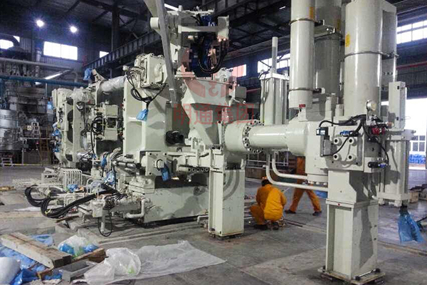 200噸大型壓鑄機的設(shè)備吊裝安裝綜合服務