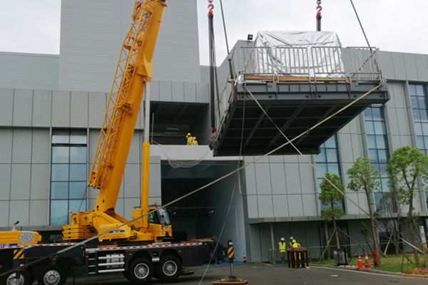 廈門天馬微電子精密設(shè)備吊裝搬入服務(wù)1 廈門天馬微電子精密設(shè)備吊裝搬入服務(wù)1