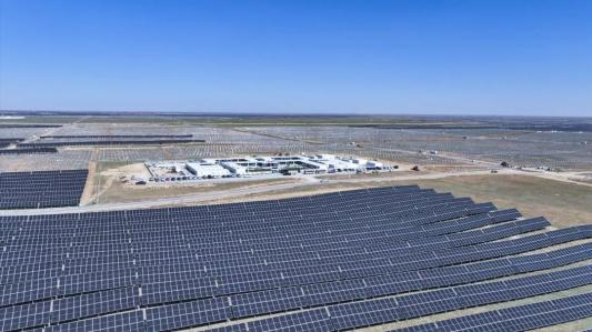 人民日報、科技日報、人民網(wǎng)、中新社等多家央媒聚焦鄂托克前旗這個光伏項目